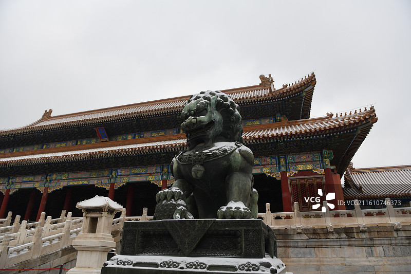 2025年第一场初雪中的故宫图片素材