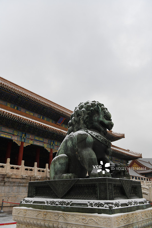 2025年第一场初雪中的故宫图片素材