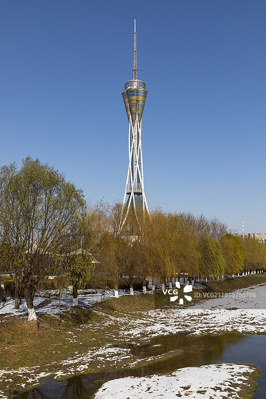 郑州地标建筑中原福塔，七里河，滨河公园，雪后城市风光图片素材
