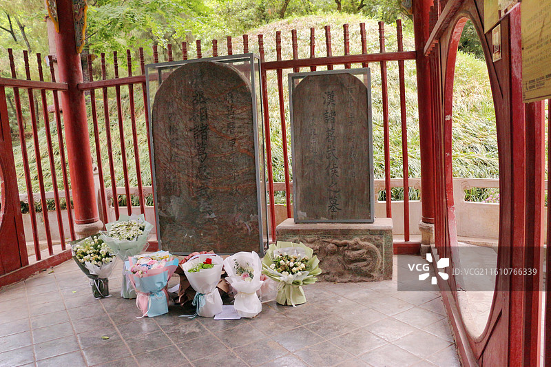 汉中勉县武侯墓，武侯墓冢呈覆斗形，墓前立“诸葛亮武侯之墓”碑，墓后有两株护墓双桂，三国历史的重要资料图片素材