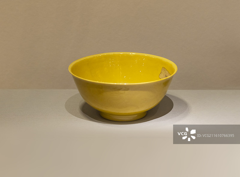 黄釉暗龙纹瓷碗 清康熙 南京博物院图片素材