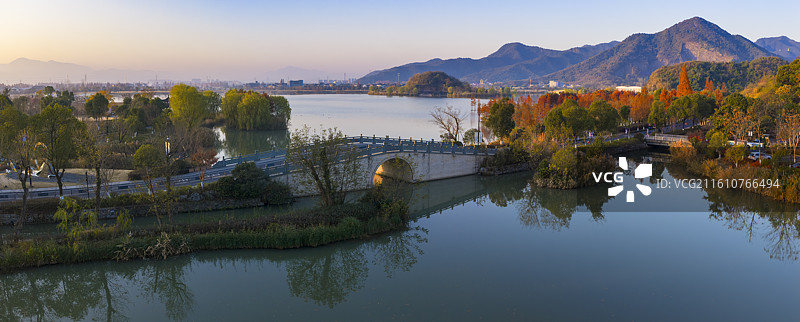 杭州铜鉴湖秋日水杉湖景图片素材