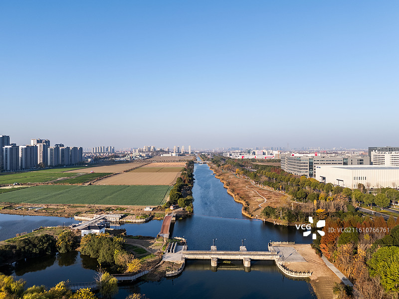 秋日河道风景航拍图片素材