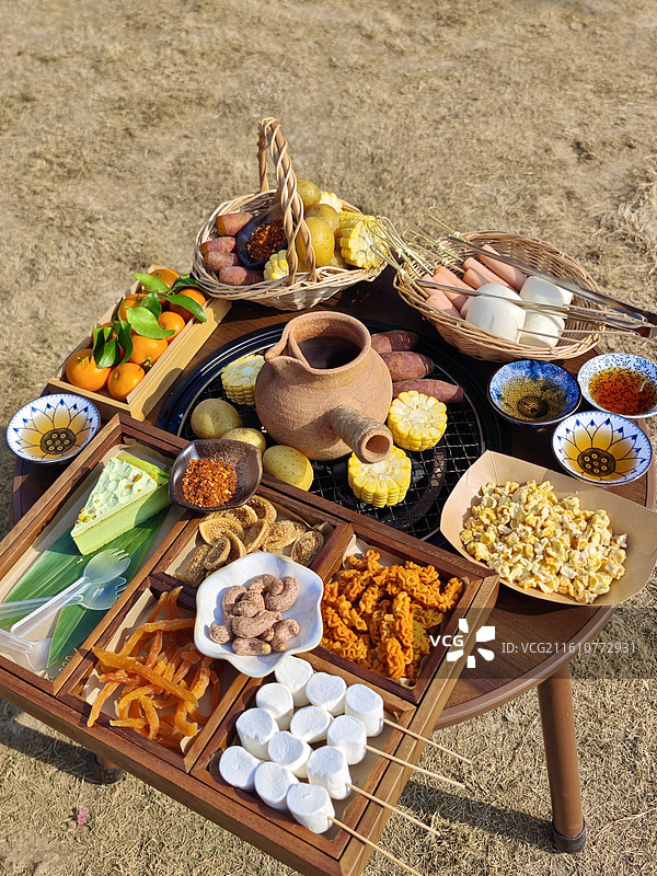 周末时光营地围炉煮茶图片素材