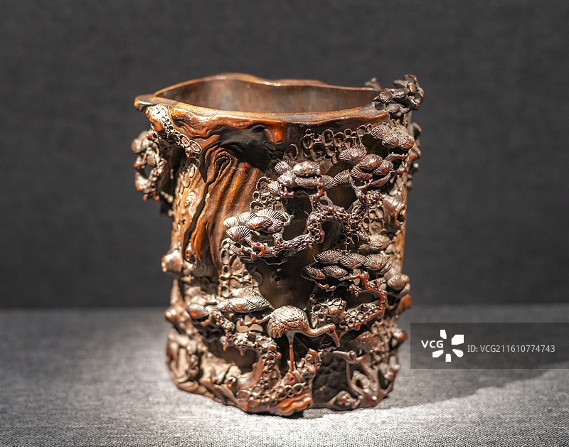 朱松邻制竹刻松鹤图笔筒 明 南京博物院图片素材