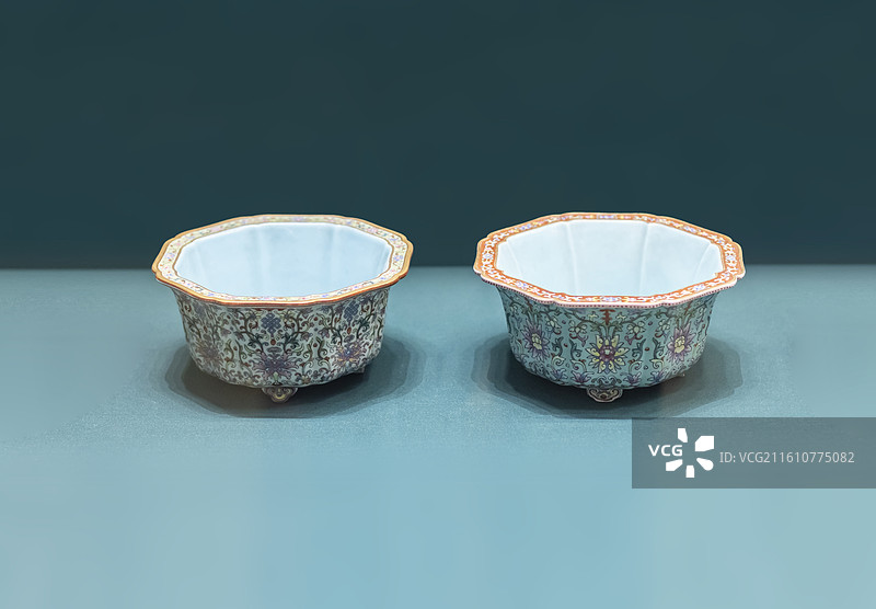 粉彩万福宝相纹葵花式带托花盆 清乾隆 南京博物院图片素材