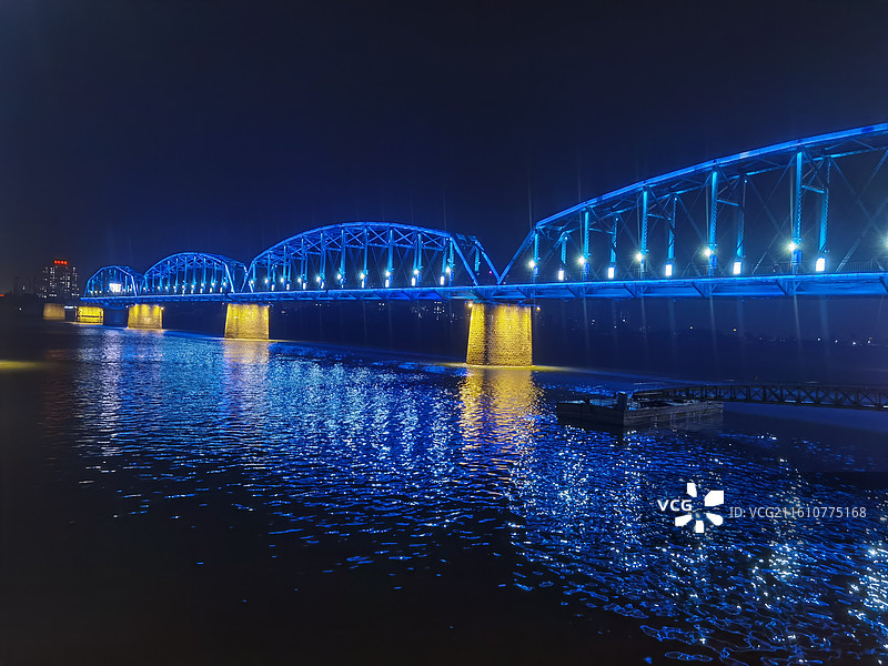 辽宁省丹东市振兴区鸭绿江断桥景区：鸭绿江断桥夜景灯光秀图片素材