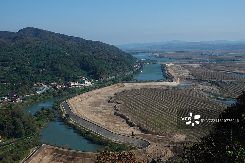 辽宁省丹东市虎山长城万里长城明长城东部起点：山顶烽火台远眺朝鲜图片素材