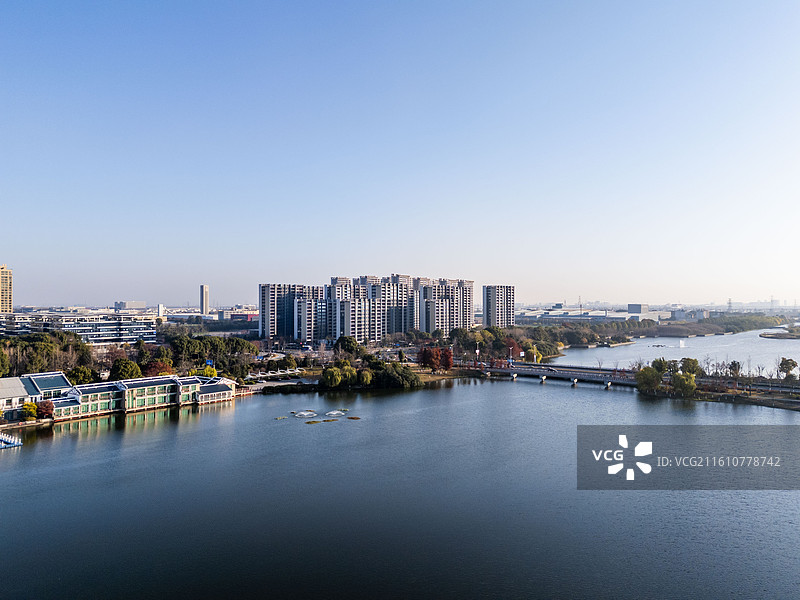 秋日杭州钱塘区大江东城市风貌航拍，东沙湖公园与现代化品质住宅小区建筑群图片素材