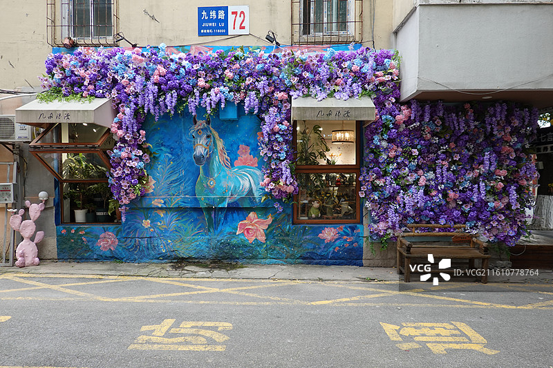 辽宁省丹东市振兴区九纬路银杏大道街景：花朵花卉装饰造型图片素材