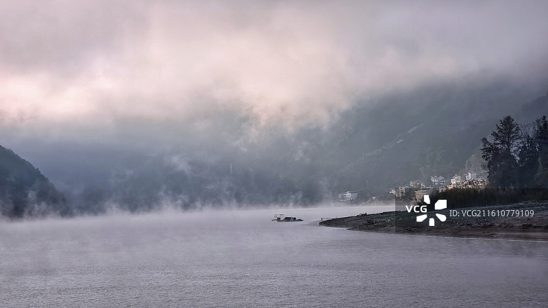 雾起新安江图片素材
