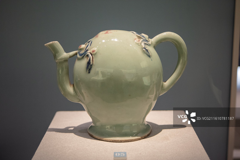 桃形倒流青瓷壶·清·中国江南水乡文化博物馆图片素材