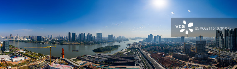 航拍广州广船滨江公园，旧船厂改造的广州新地标，航台1914网红打卡地全景图图片素材