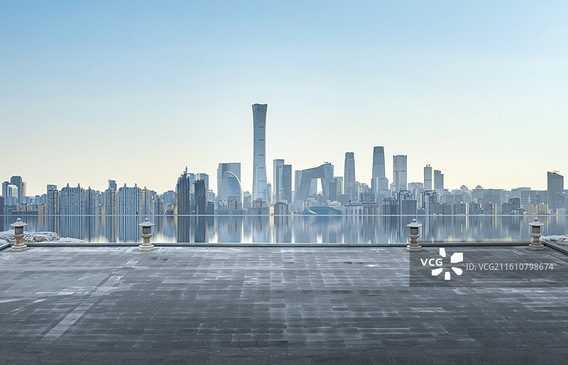 北京国贸CBD城市天际线，智慧城市，科技城市，北京下雪的地面广场图片素材