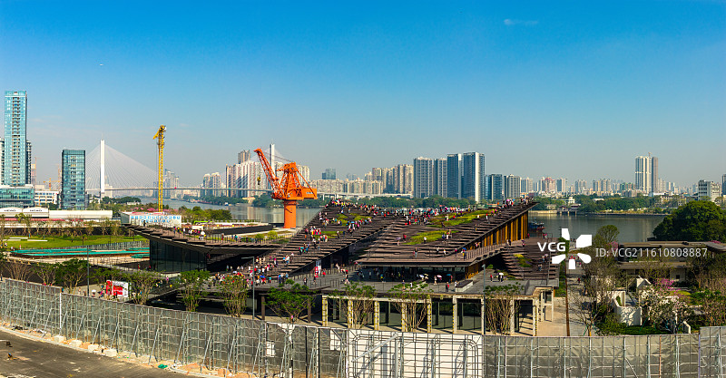 航拍广州广船滨江公园，旧船厂改造的广州新地标，船台1914网红打卡地全景图图片素材