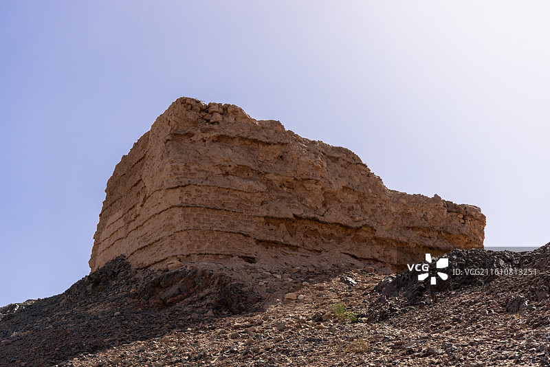 甘肃酒泉敦煌阳关遗址 墩墩山上的阳关烽燧图片素材