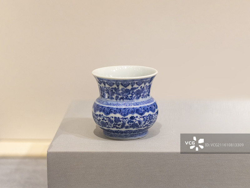 青花缠枝花瓷渣斗 清 乾隆 南京博物院图片素材
