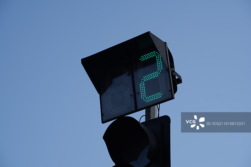 蓝天下的交通信号灯，倒计时2秒的绿灯图片素材