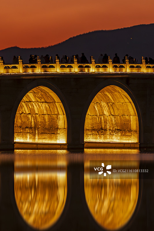 北京颐和园十七孔桥雪后夜景图片素材