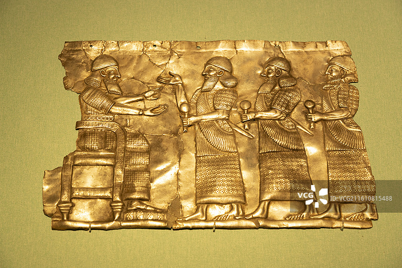 宫廷场景装饰板，银，公元前8世纪至公元前7世纪，亚述帝国，或出土于伊朗卡尔马卡雷洞穴图片素材