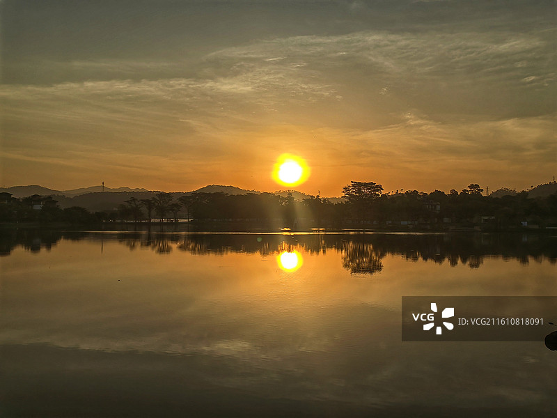 鹭湖日出 佛山，高明区，鹭湖度假小镇。清晨，日出时分，鹭湖水平如镜，周围静谧如水。图片素材