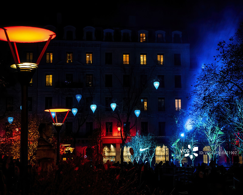 夜间照明灯光的低角度视图图片素材