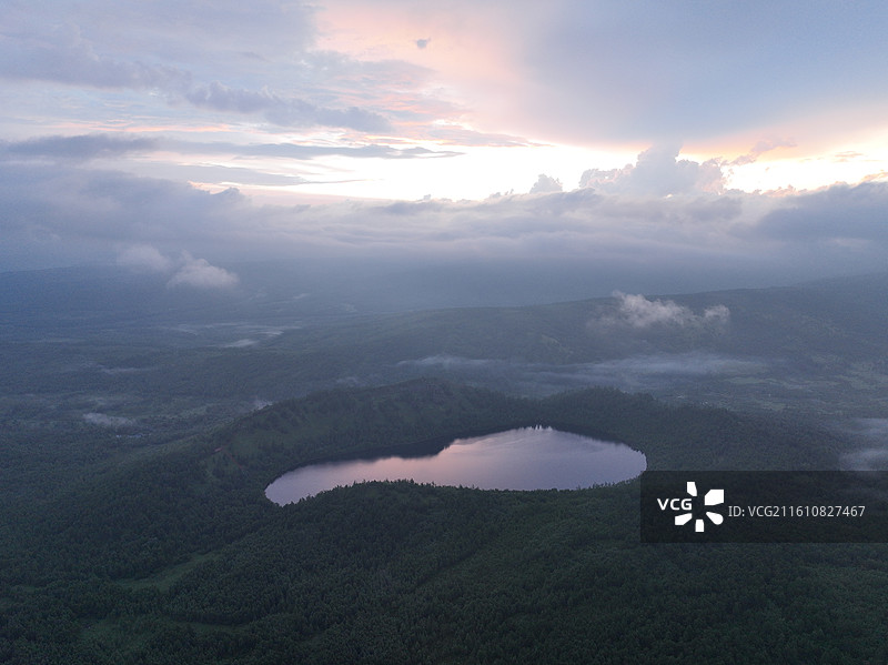 阿尔山驼峰岭天池晨雾缭绕图片素材
