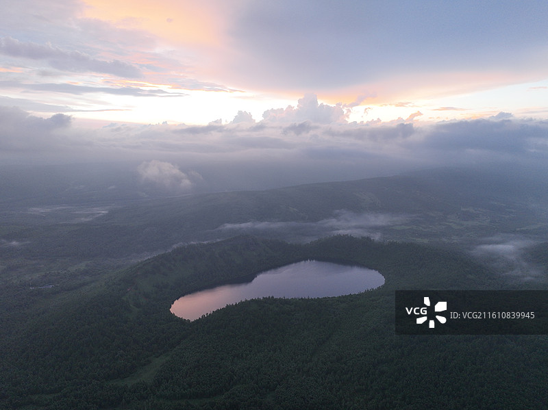 阿尔山驼峰岭天池晨雾缭绕图片素材