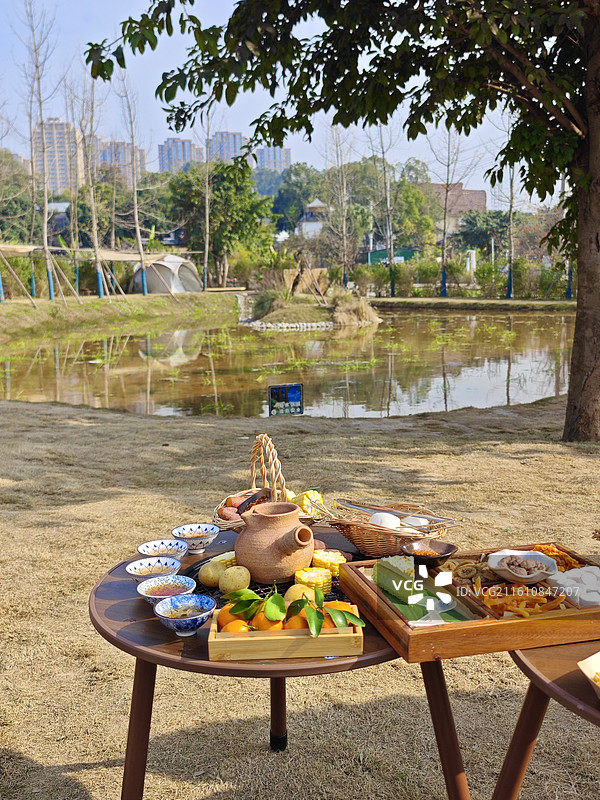 周末时光营地围炉煮茶图片素材
