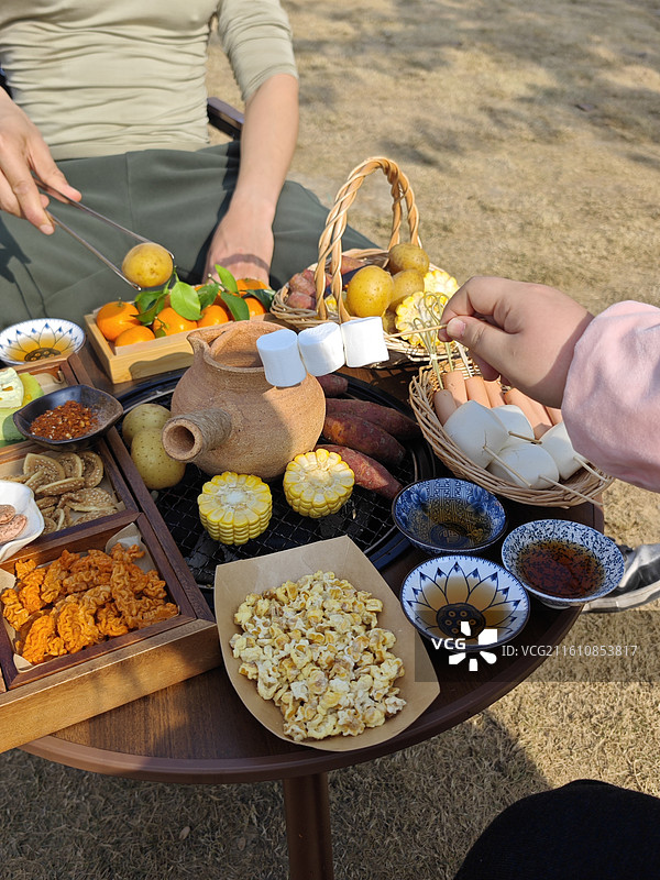 周末时光营地围炉煮茶图片素材