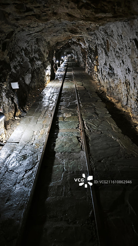 北京市房山区石花洞景区银狐洞溶洞钟乳石石笋石幔煤矿洞五彩斑斓光影抽象地质图片素材