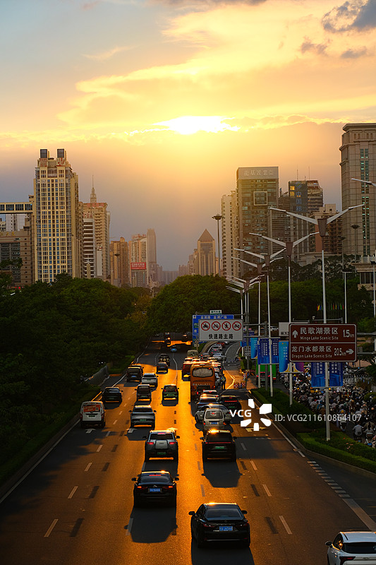 广西南宁民族大道日落时分车流不息图片素材