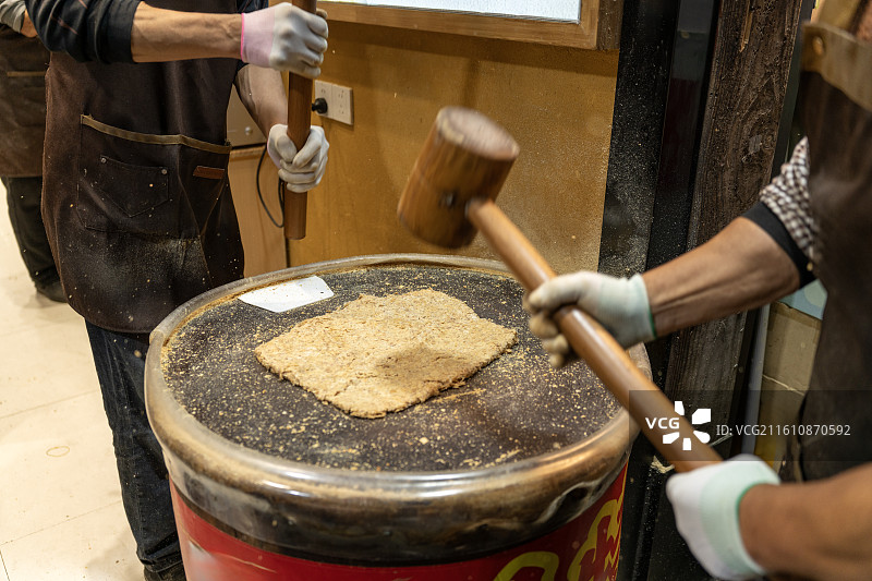 手工捶打传统中式糕点制作图片素材