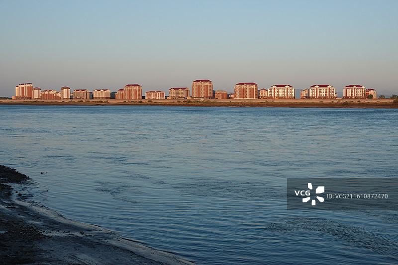 辽宁省丹东市振兴区鸭绿江断桥景区远眺朝鲜新义州威化岛傍晚暮光图片素材