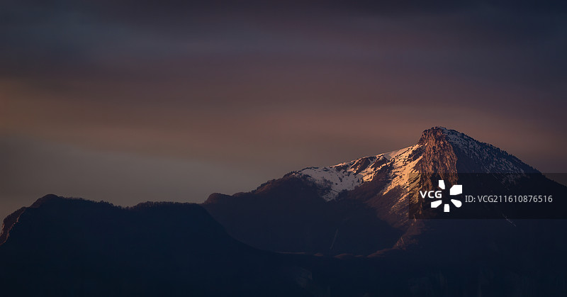 日落时群山对天的景色图片素材