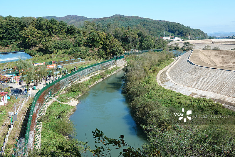 辽宁省丹东市虎山长城万里长城明长城东部起点：一步跨景区图片素材