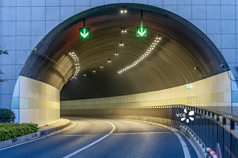 城市道路隧道入口及照明设施图片素材