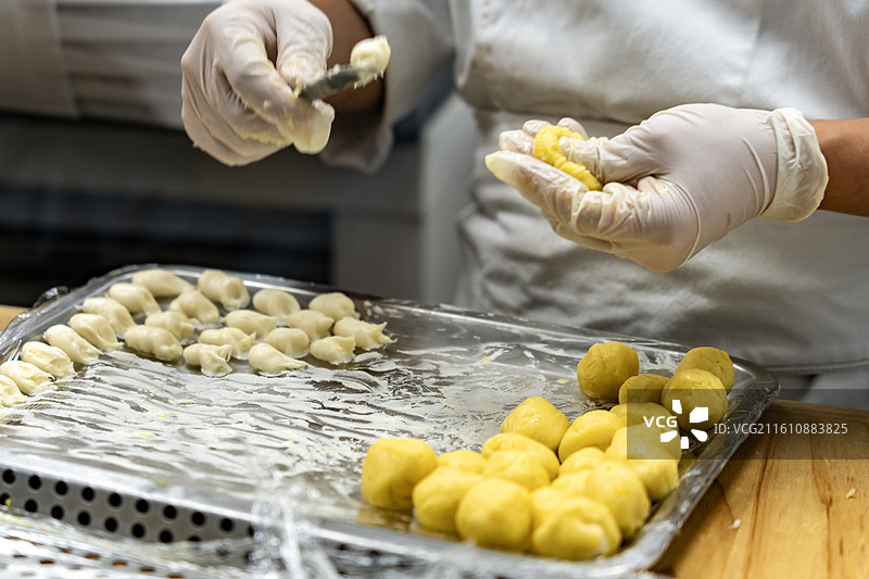 厨师在厨房制作糕点面团图片素材