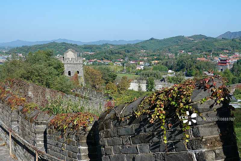 辽宁省丹东市虎山长城万里长城明长城东部起点：城墙红叶秋叶秋景图片素材