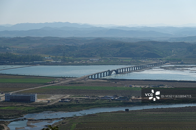 辽宁省丹东市虎山长城万里长城明长城东部起点：山顶烽火台远眺朝鲜图片素材