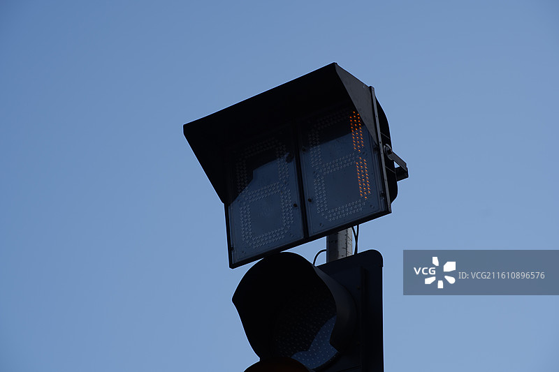 蓝天下的交通信号灯，倒计时1秒的黄灯图片素材