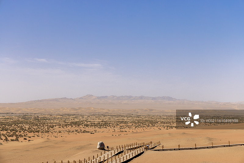 甘肃酒泉敦煌阳关遗址 站在墩墩山上眺望一望无际的古董滩图片素材