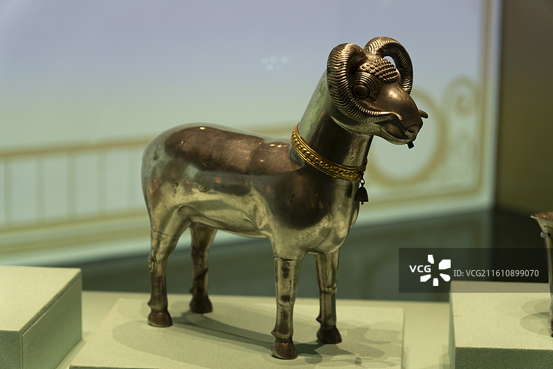 公羊形来通杯，银、金，约公元前7世纪，或出土于伊朗卡尔马卡雷洞穴，科威特伊斯兰珍宝馆-萨巴赫收藏图片素材