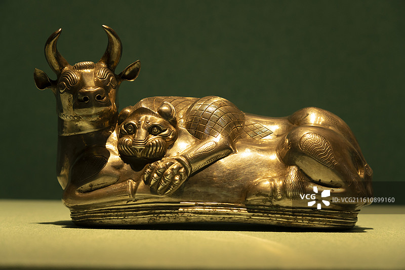 狮噬牛造型来通杯，银，公元前7世纪至公元前6世纪初，或出土于伊朗卡尔马卡雷洞穴，科威特伊斯兰珍宝馆藏图片素材