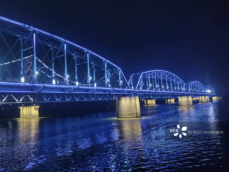 辽宁省丹东市振兴区鸭绿江断桥景区：鸭绿江断桥和中朝友谊桥夜景灯光秀图片素材