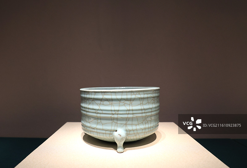 鼓浪屿故宫文物馆，仿哥釉三足炉图片素材