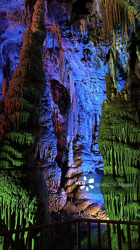 北京市房山区石花洞景区银狐洞溶洞钟乳石石笋石幔煤矿洞五彩斑斓光影抽象地质图片素材
