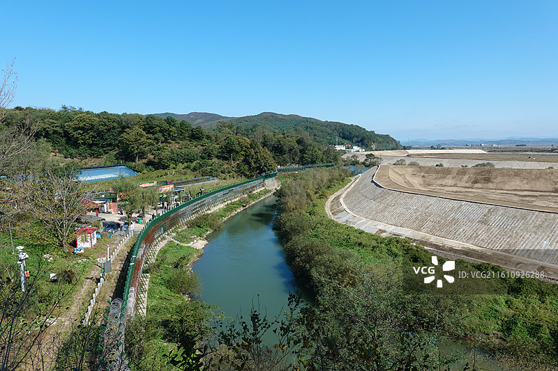 辽宁省丹东市虎山长城万里长城明长城东部起点：一步跨景区图片素材