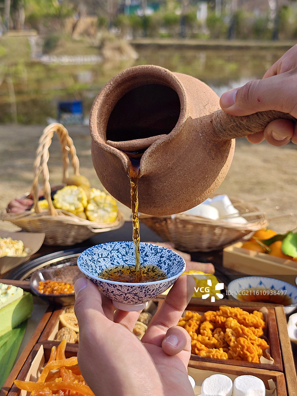 周末时光营地围炉煮茶图片素材