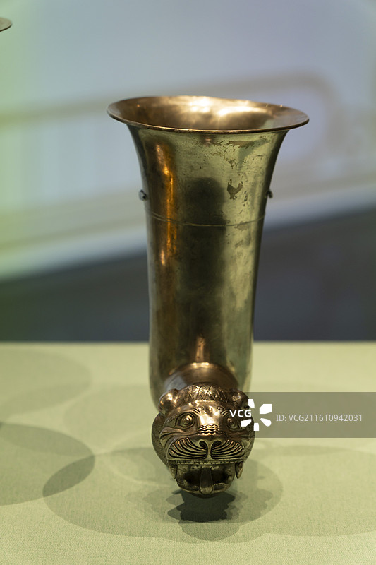 狮首来通杯，银，约公元前7世纪，或出土于伊朗卡尔马卡雷洞穴，科威特伊斯兰珍宝馆-萨巴赫收藏图片素材